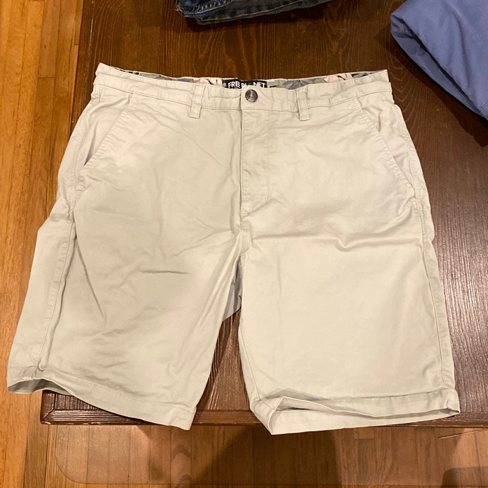 FREE PLANET shorts size 32